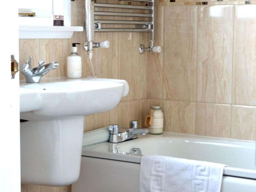 Sonata Guest House (Adults Only) Kendal Exterior photo